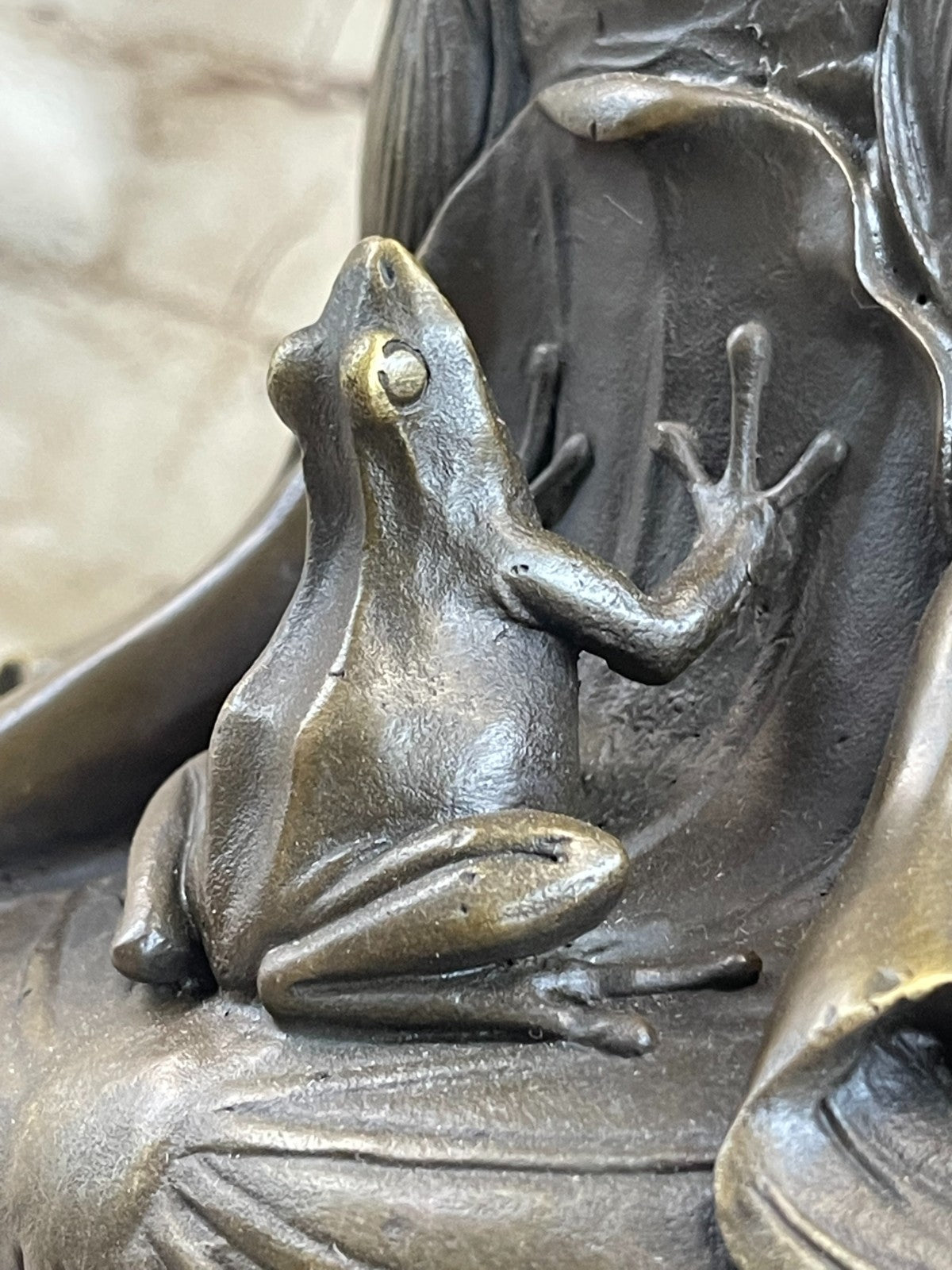 LEAPING FROG ON LILLY POND BRONZE VASE SCULPTURE HOT CAST MARBLE BASE FIGURINE