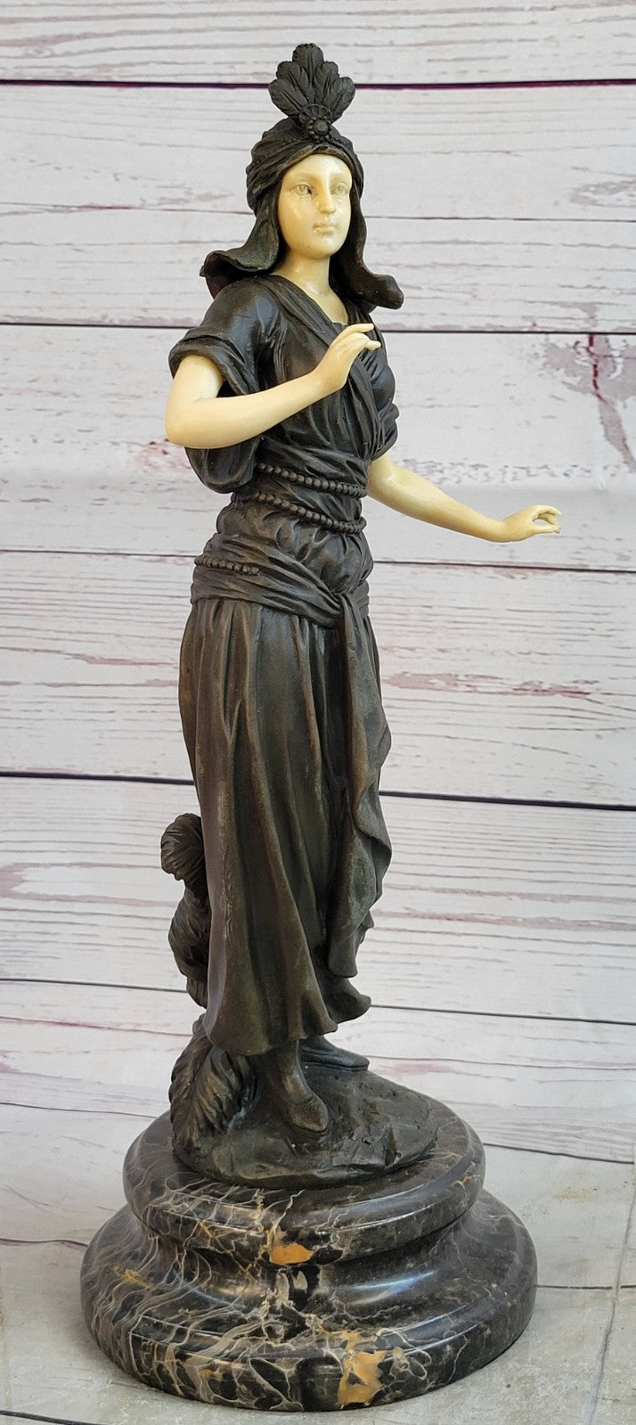 Collectible Bronze and Like Feature Queen Female Classic Artwork Statue Ar