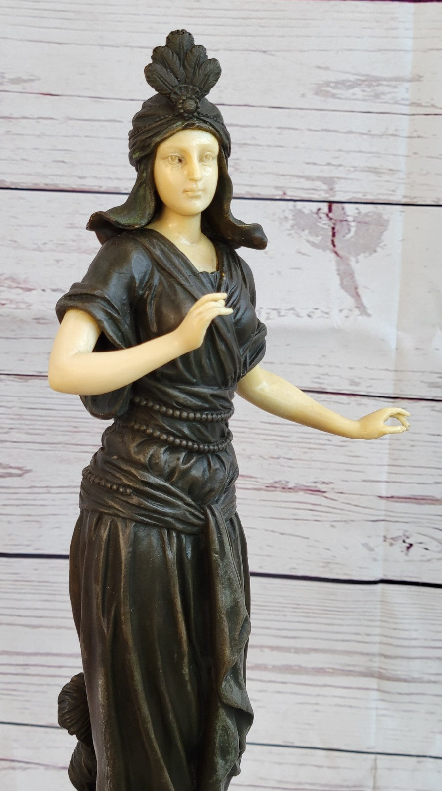 Collectible Bronze and Like Feature Queen Female Classic Artwork Statue Ar